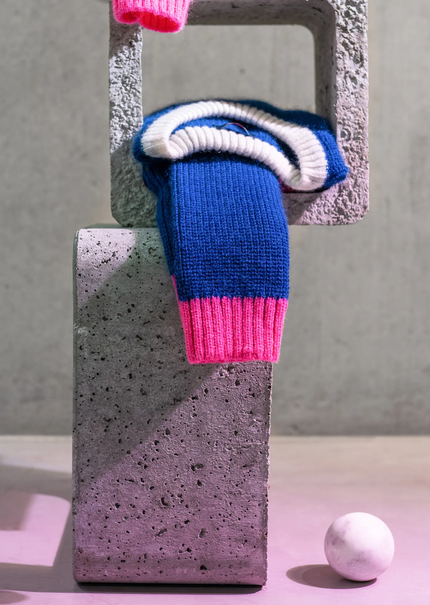 HASPARREN - Color-block Sweater in Mohair Wool Blend (BLUE / NEON PINK / WINTER WHITE)