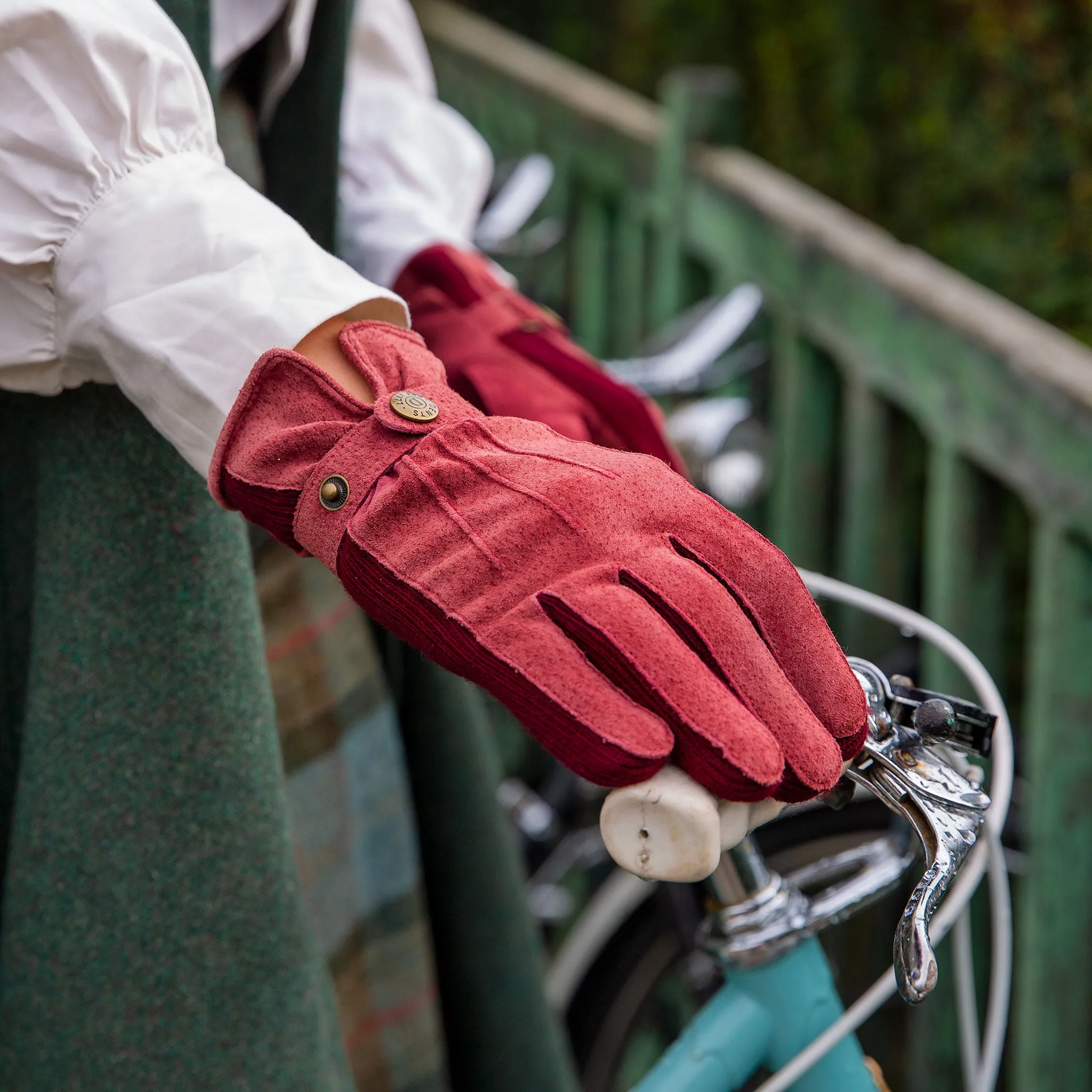 Women's Three-Point Fleece-Lined Suede Gloves