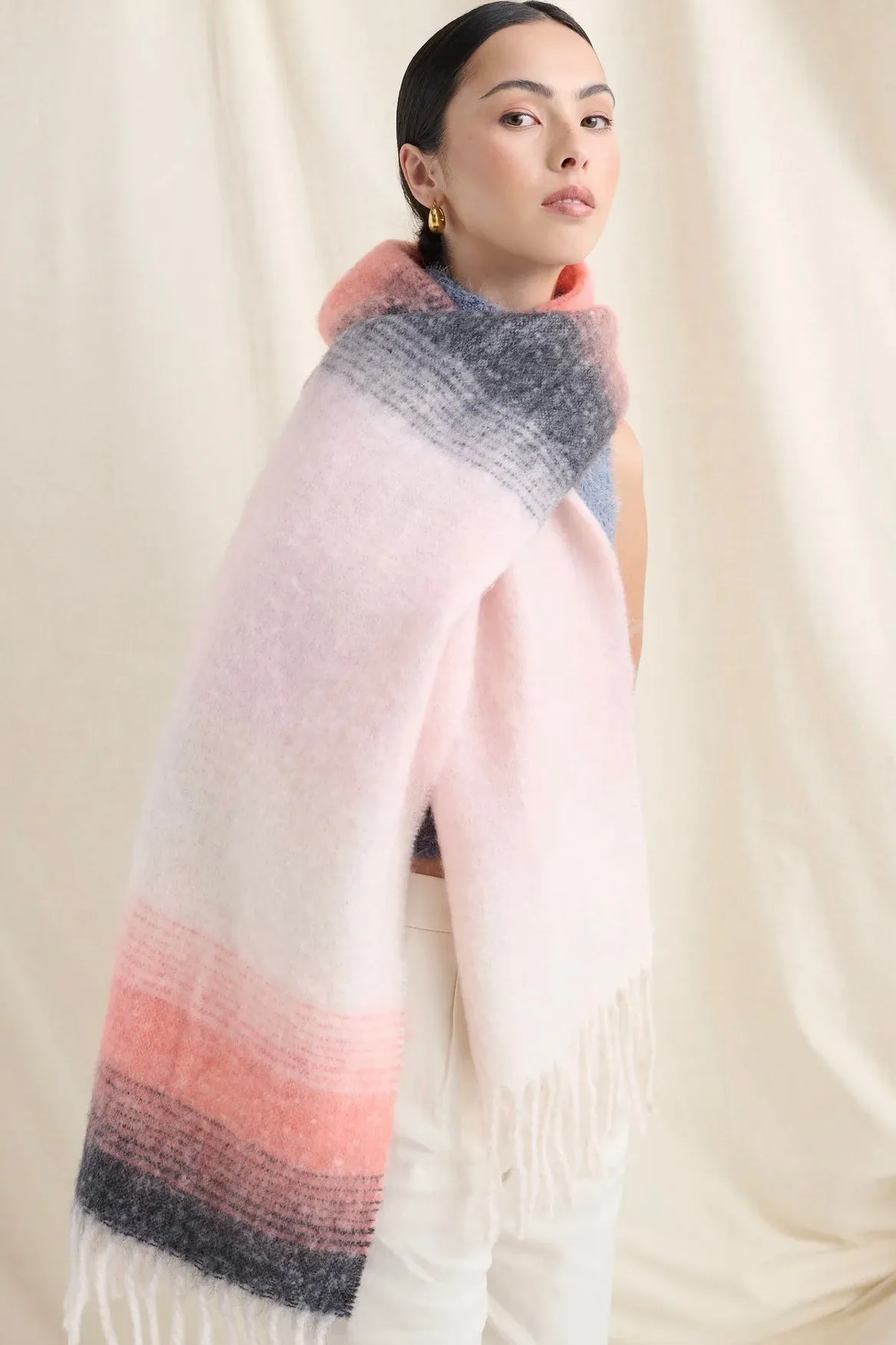 YURA GRADIENT FLUFFY SCARF PINK