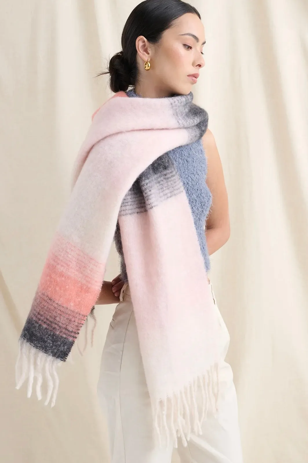 YURA GRADIENT FLUFFY SCARF PINK